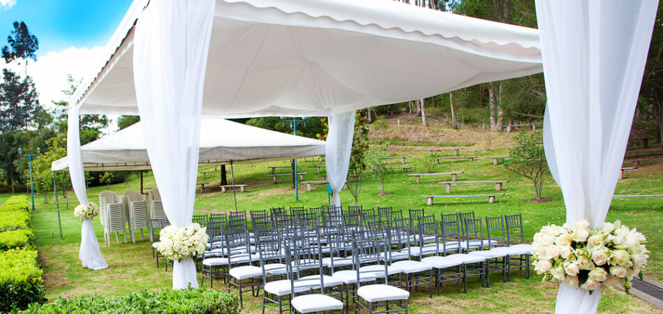 Wedding,marquee,with,bouquets,of,roses